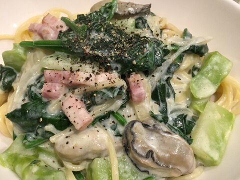 牡蠣ベーコンほうれん草のクリームパスタ